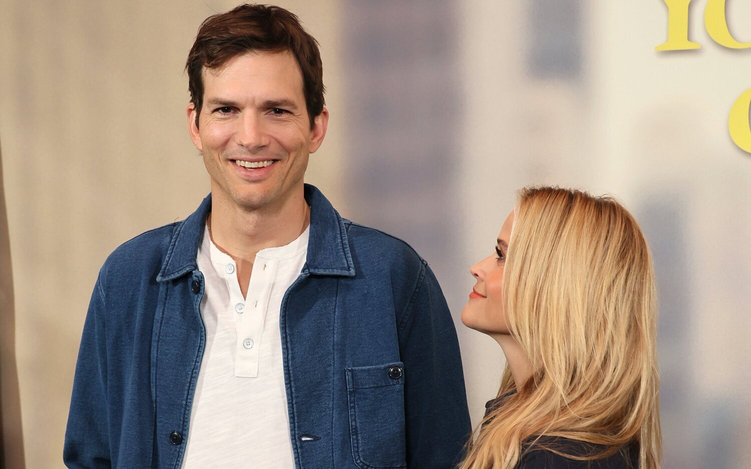 Ashton Kutcher dice que no posa más cerca de Reese Witherspoon para evitar rumores de romance