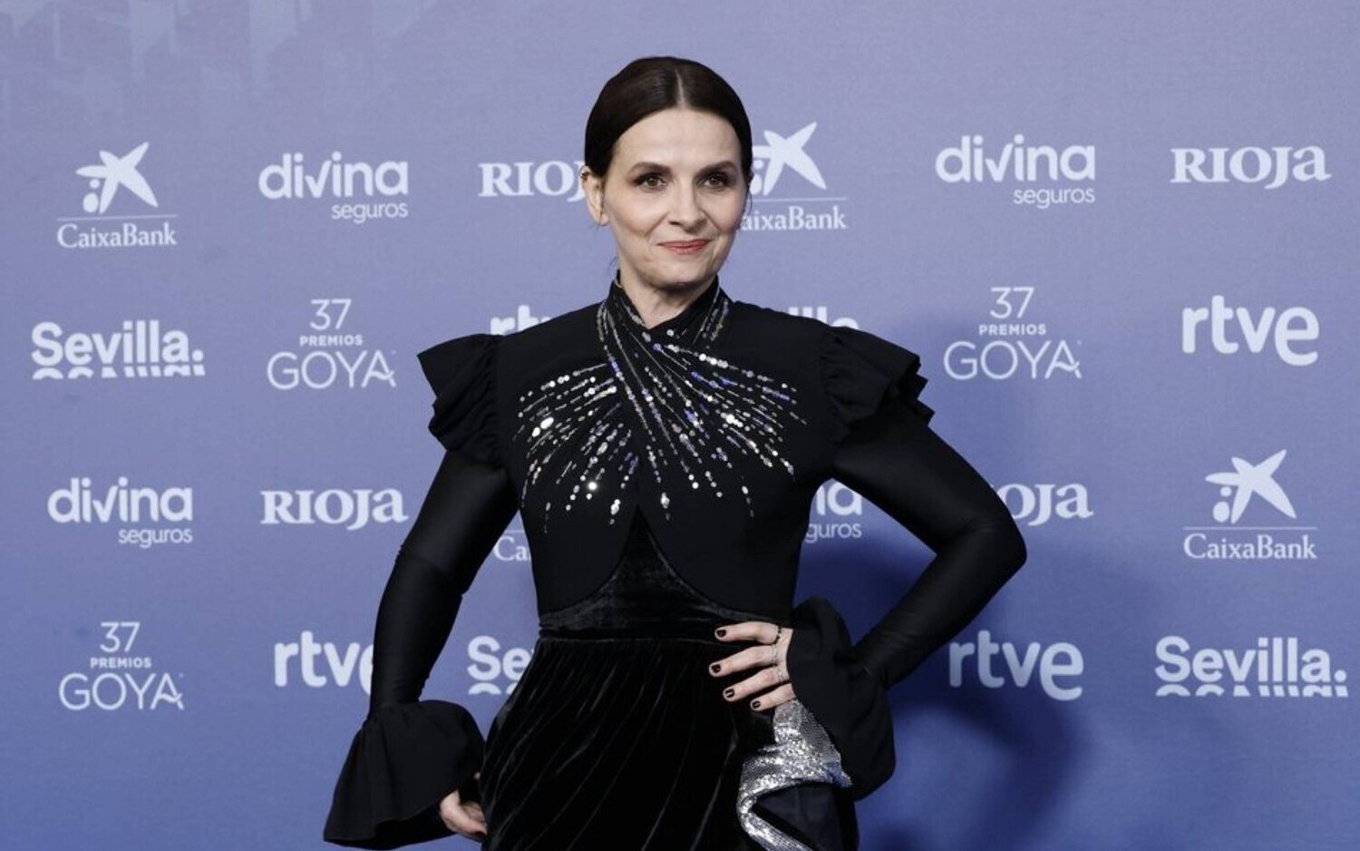 Juliette Binoche, Goya Internacional 2023, rinde homenaje a Carlos Saura tarareando la canción de 'Cría Cuervos'