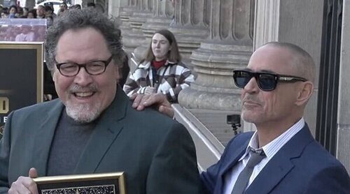 Robert Downey Jr. dedica unas emotivas palabras a Jon Favreau y pega un chicle en su estrella en el Paseo de la Fama