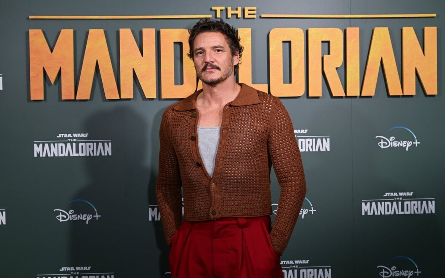 'The Mandalorian': Por qué Pedro Pascal cree que es "espeluznante" que le pidan hablar con la voz de Mando a los niños