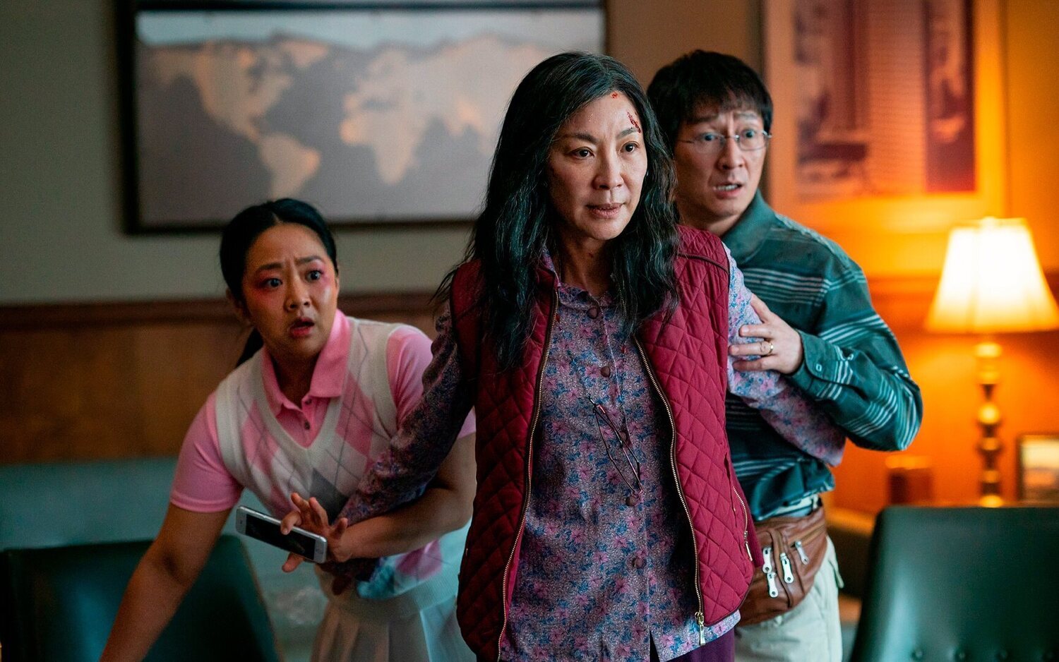 Michelle Yeoh y Ke Huy Quan ('Todo a la vez en todas partes') hacen historia en los SAG