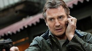 Liam Neeson conquista al público de un partido de hockey recreando un icónico momento de 'Venganza'