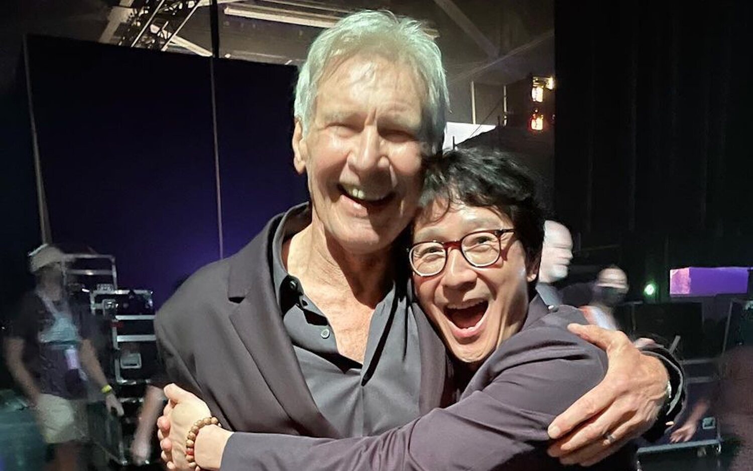 Harrison Ford y Ke Huy Quan, compañeros de rodaje hace casi 40 años, se funden en un fuerte abrazo en los Óscar