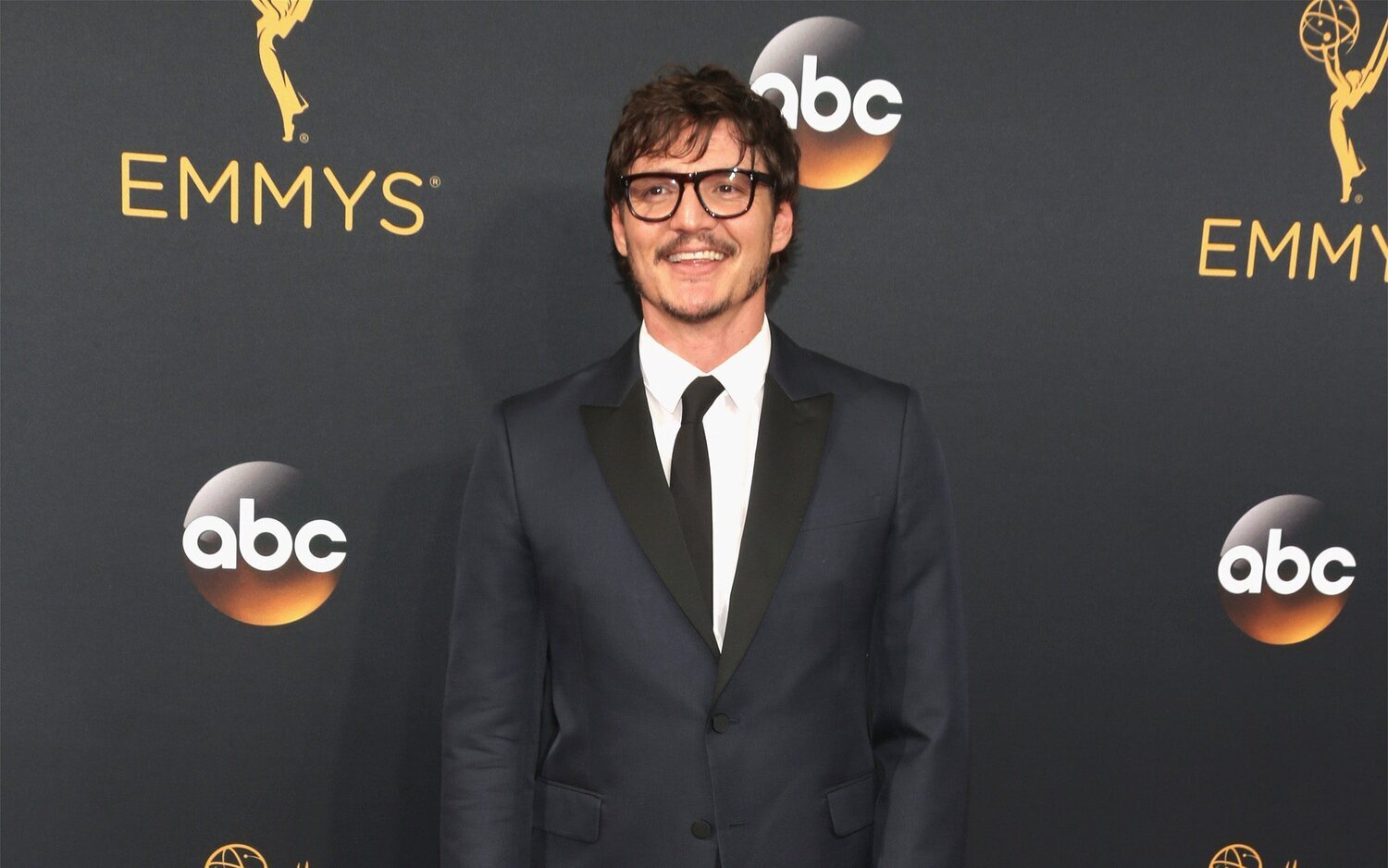 Pedro Pascal y su sonrisa revolucionan Internet por un anuncio de Polaroid de los 90