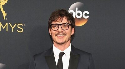 Pedro Pascal y su sonrisa revolucionan Internet por un anuncio de Polaroid de los 90