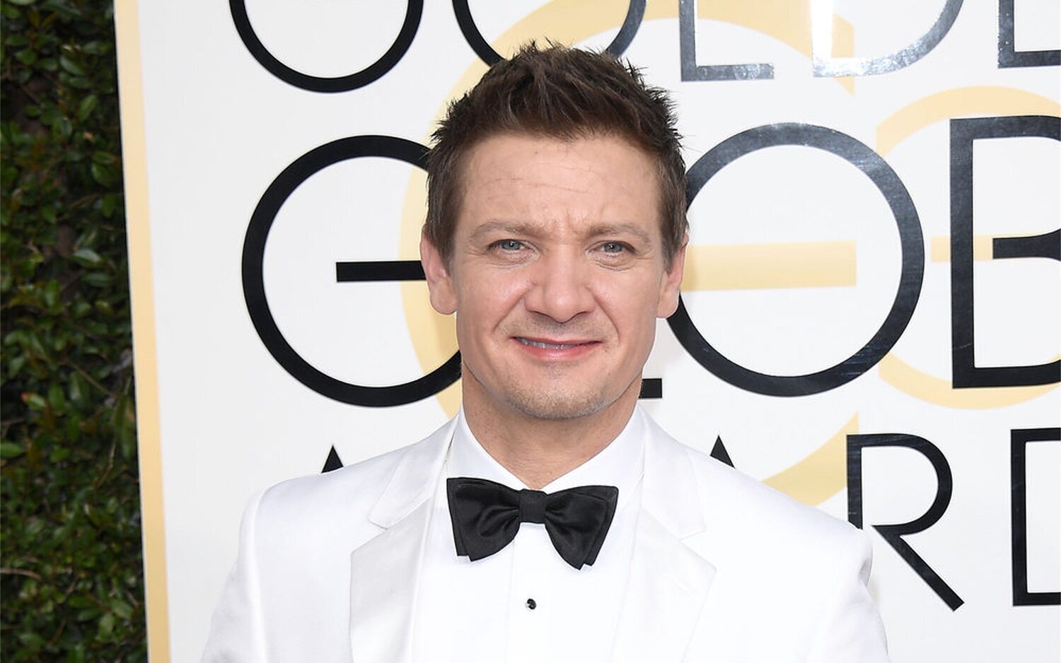 Jeremy Renner camina en una cinta antigravedad como parte de su recuperación