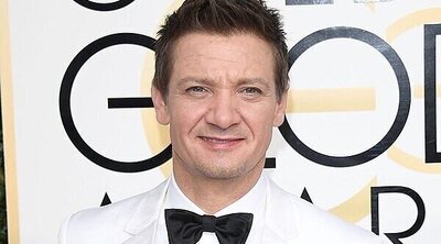 Jeremy Renner camina en una cinta antigravedad como parte de su recuperación