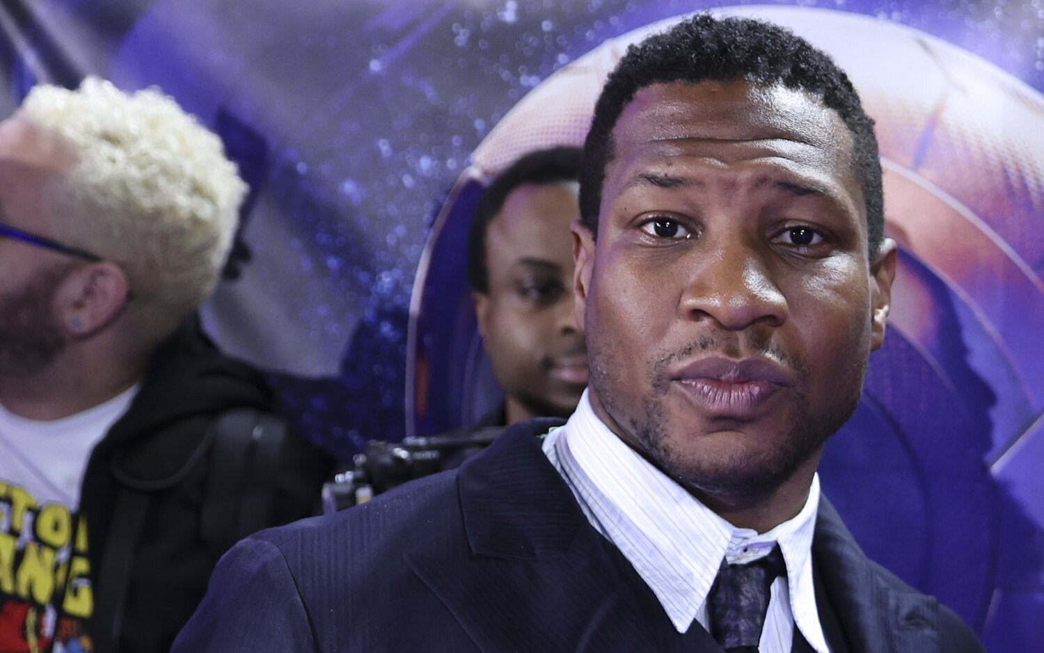 Jonathan Majors declara por zoom en el caso de agresión y se fija una nueva vista en junio