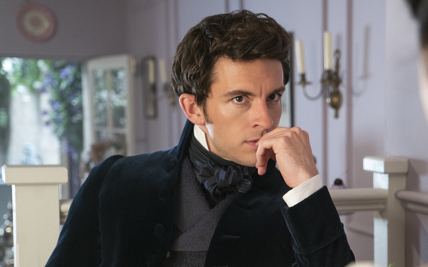 'Wicked': Primer vistazo a Jonathan Bailey ('Los Bridgerton') junto a Ariana Grande en el rodaje del musical