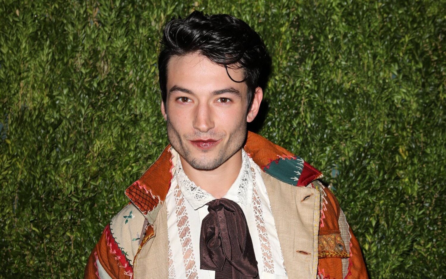 Ezra Miller reaparece en la alfombra roja de 'Flash' tras sus problemas con la ley