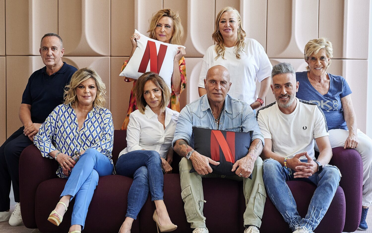 Víctor Sandoval, Terelu Campos, Lydia Lozano, María Patiño, Belén Esteban, Kiko Matamoros, Kiko Hernández y Chelo García Cortés en las oficinas de Netflix España