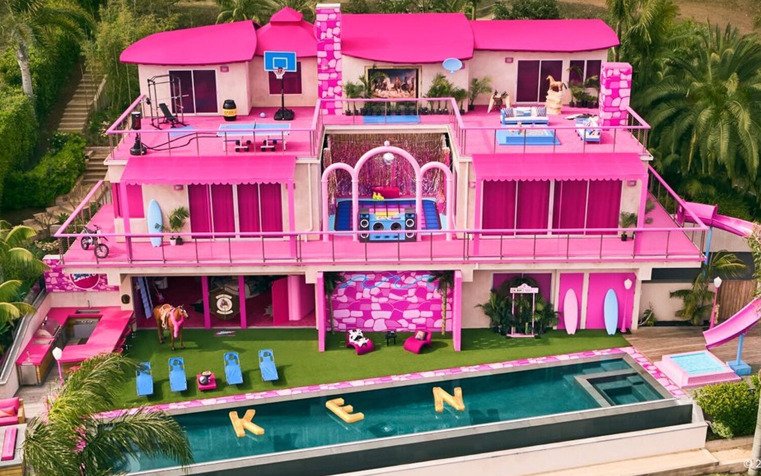 Ken y Airbnb te ofrecen la posibilidad de alquilar la mansión de ensueño de Barbie en Malibú