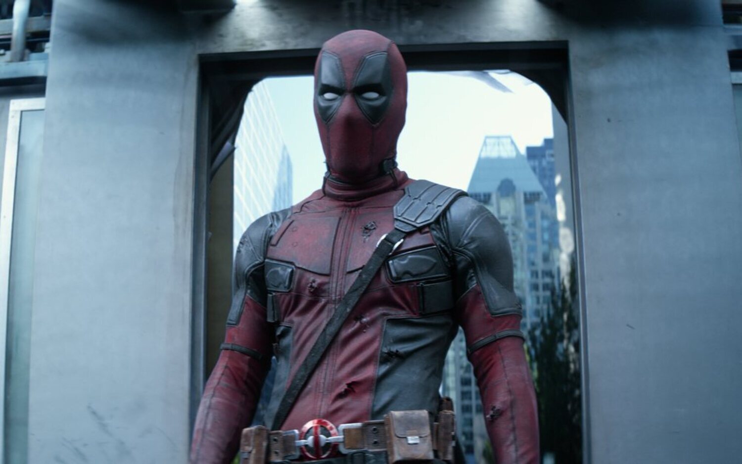 Ryan Reynolds anuncia que se detiene el rodaje de 'Deadpool 3' con una foto de Lobezno levantando el puño