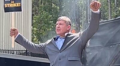 El doble de acción de Harrison Ford se prende fuego en una manifestación de la huelga de actores