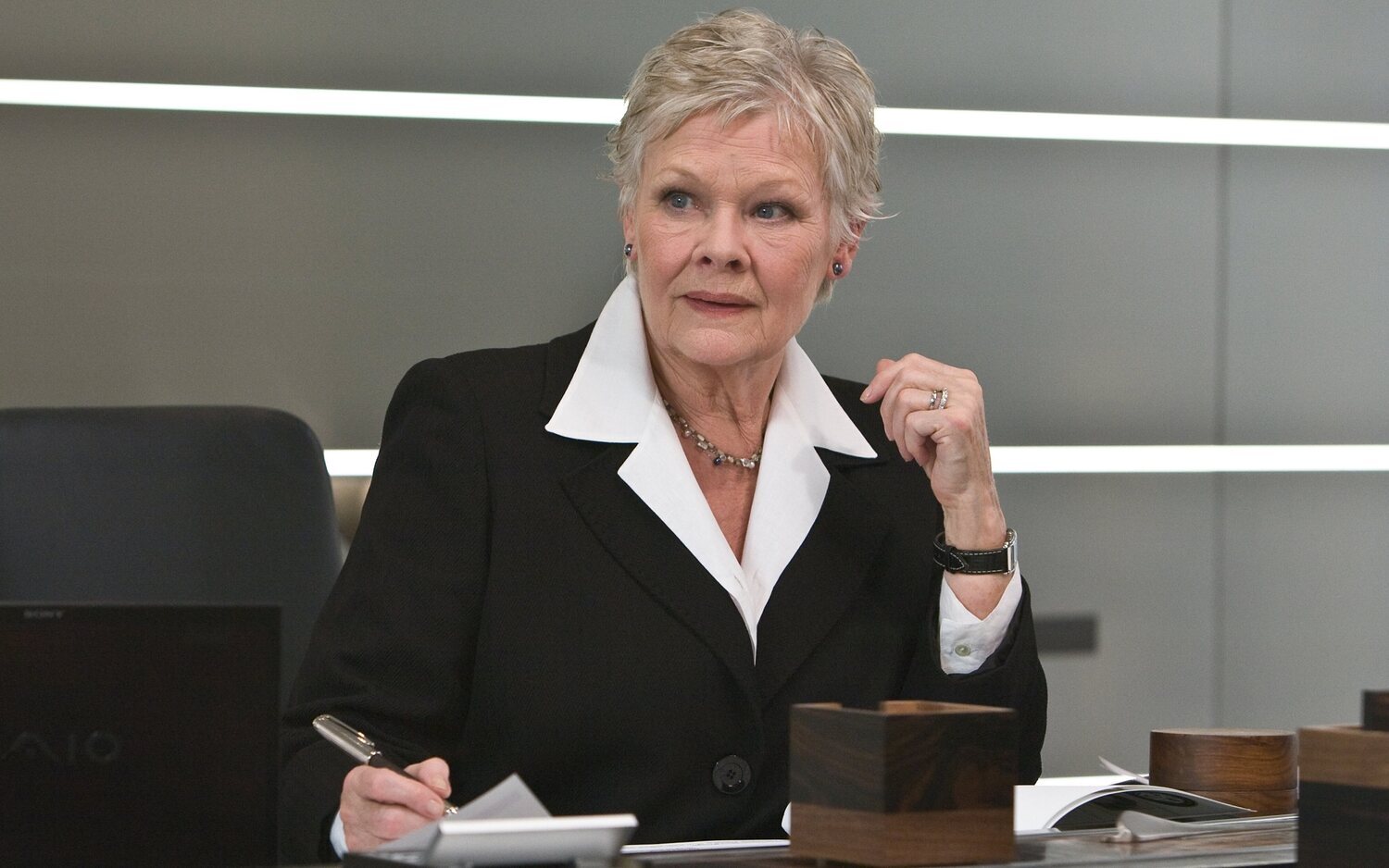 A Judi Dench le cuesta cada vez más leer guiones por sus graves problemas de visión