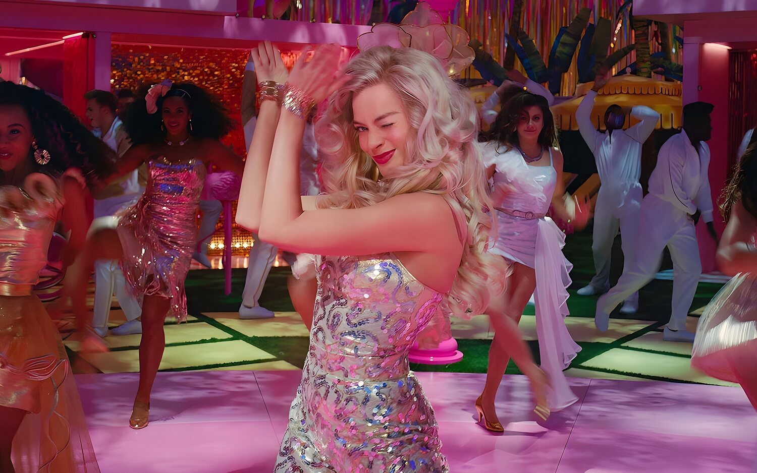 Margot Robie bailando como Barbie en la película 'Barbie'