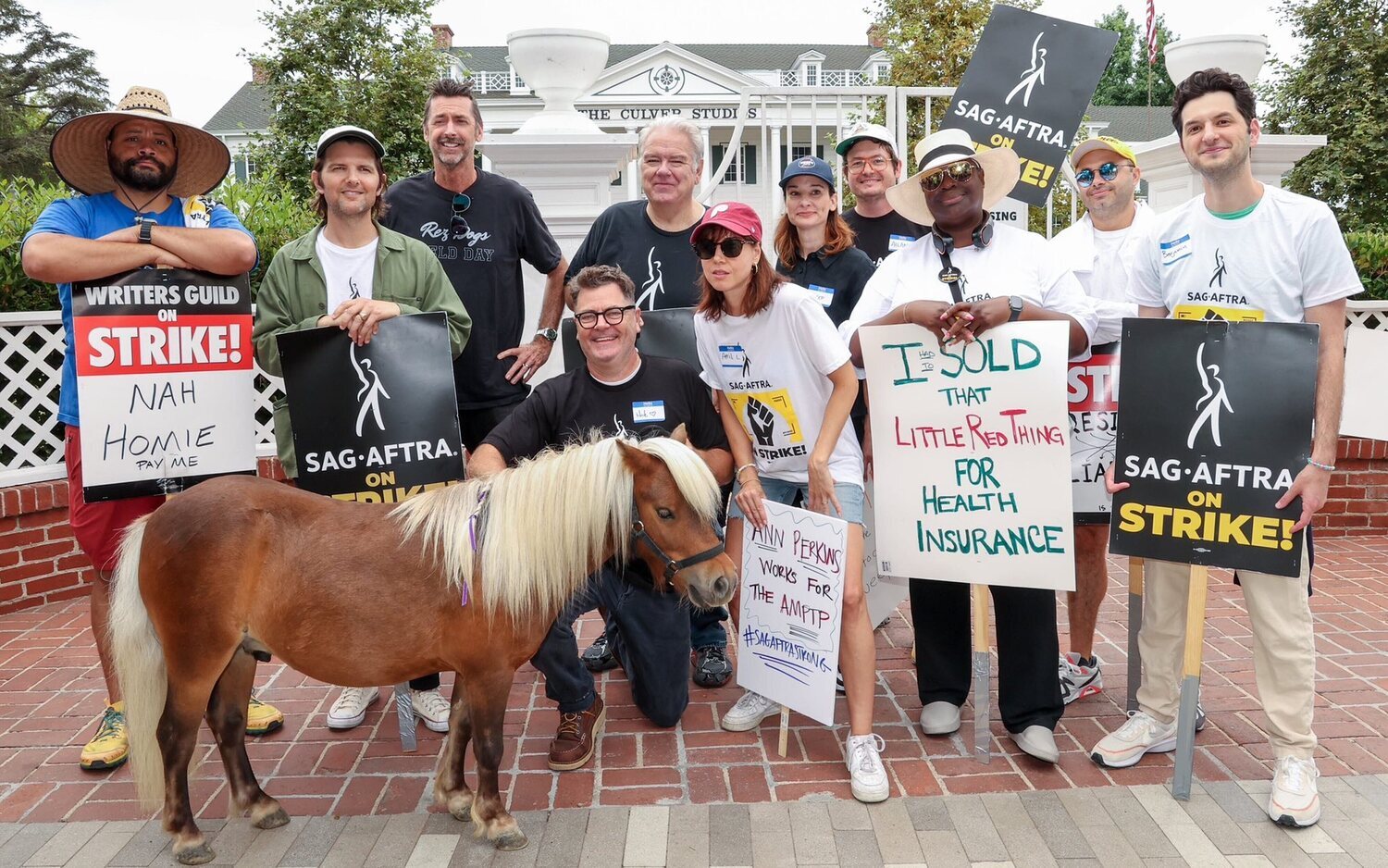 Reencuentro de actores de 'Parks and Recreation' para protestar durante la huelga de actores y guionistas