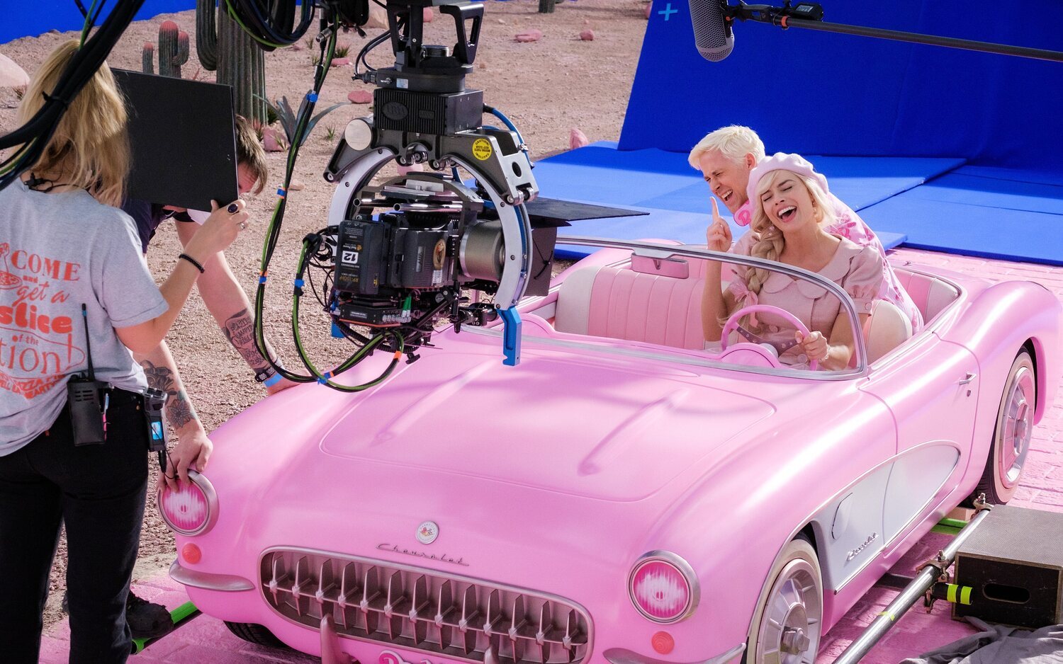 Ryan Gosling y Margot Robbie en una fotografía detrás de las cámaras de 'Barbie'