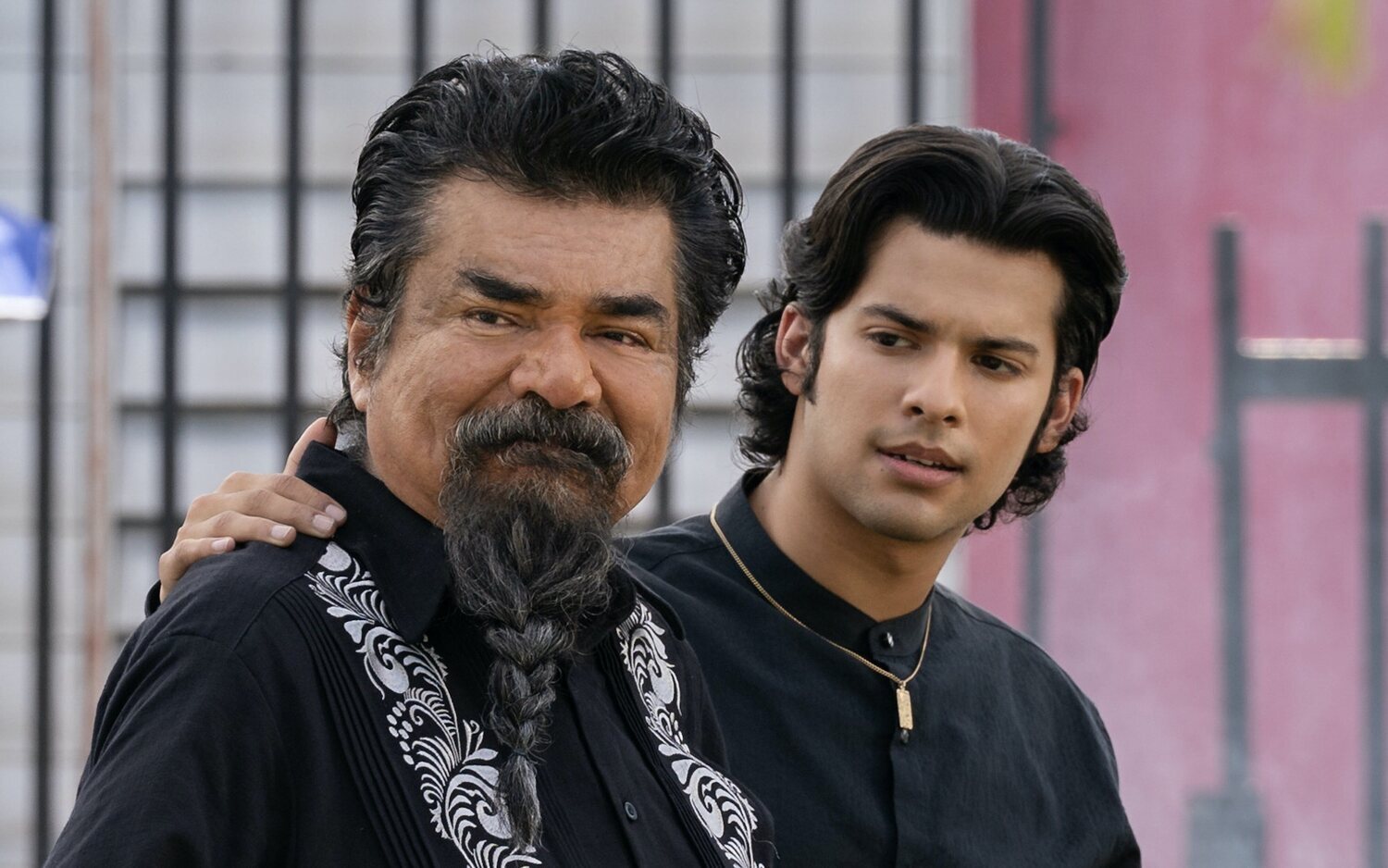 George Lopez y Xolo Maridueña en 'Blue Beetle'