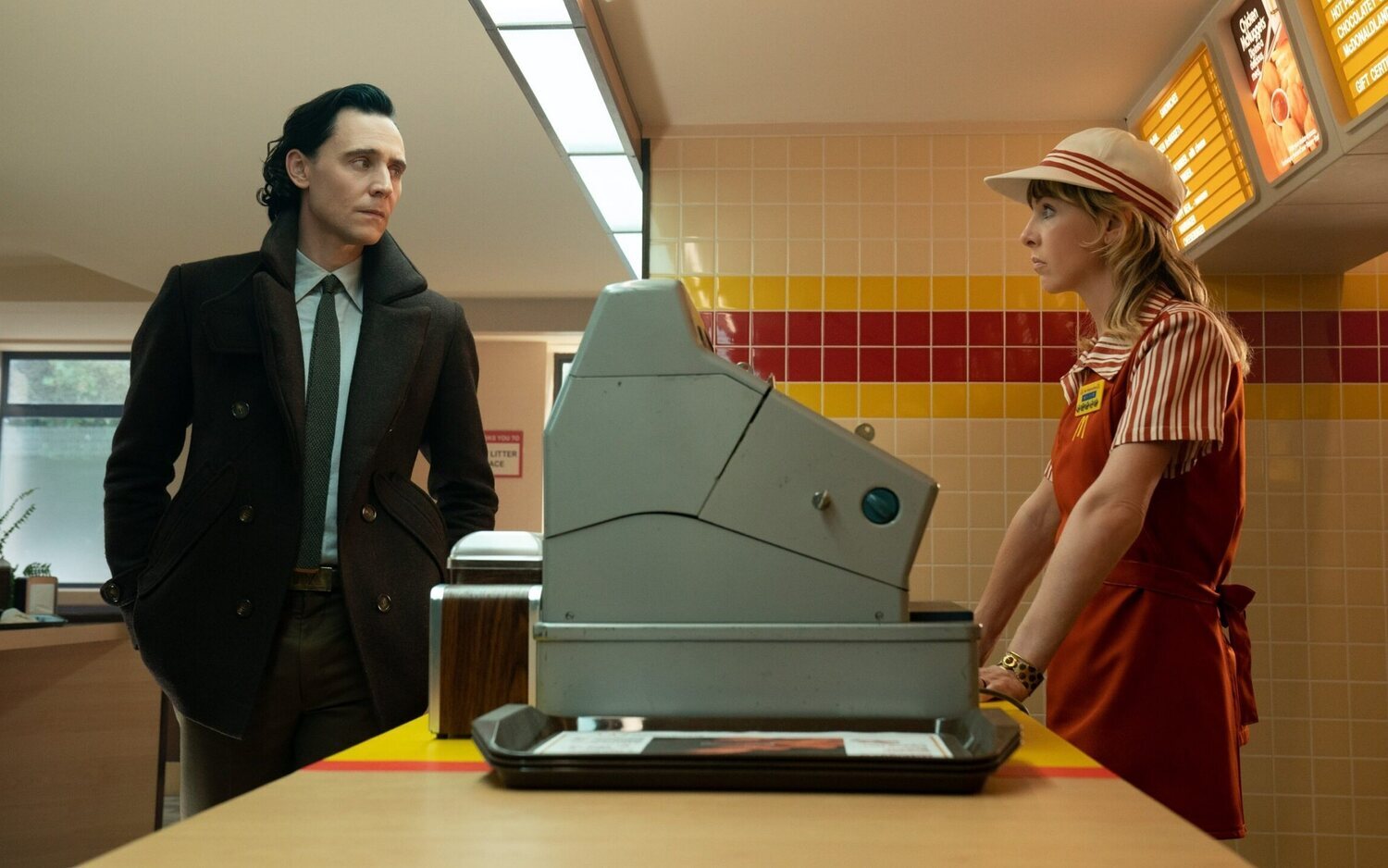 Tom Hiddleston y Sophia Di Martino en la segunda temporada de 'Loki'