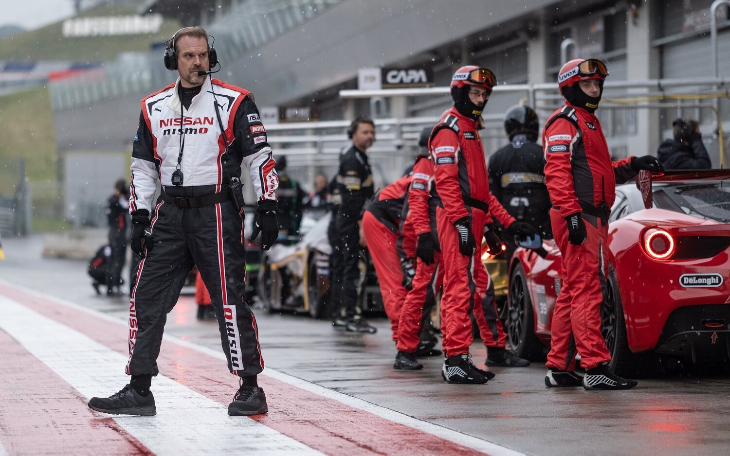 David Harbour en el circuito de Fórmula 1 en 'Gran Turismo'