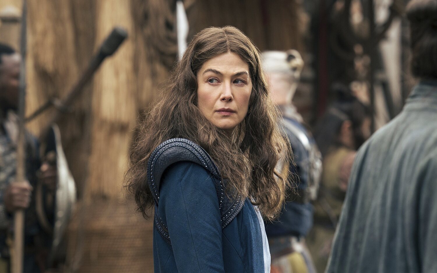 Rosamund Pike es una de las grandes figuras de la temporada 2 de 'La rueda del tiempo'