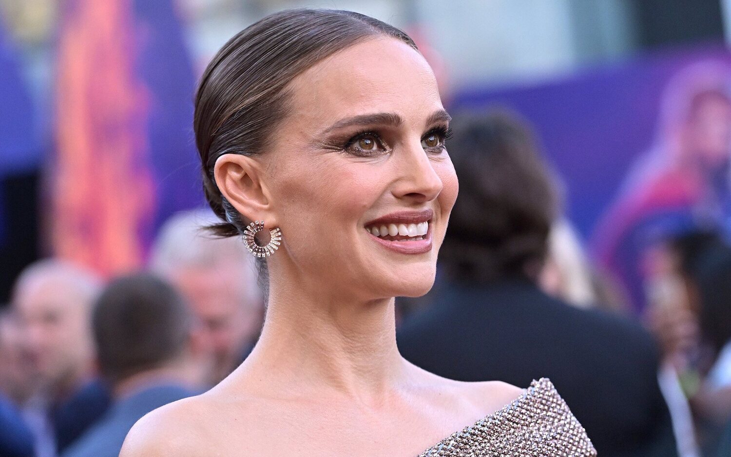 Natalie Portman condena los actos de Luis Rubiales y expresa su apoyo a Jenni Hermoso.