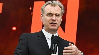 Christopher Nolan es el primer director de Hollywood que visita China desde la pandemia para el preestreno de 'Oppenheimer'