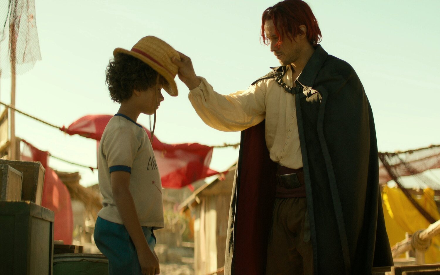 Shanks (Peter Gadiot) le da su sombrero de paja a un joven Luffy (Colton Osorio)