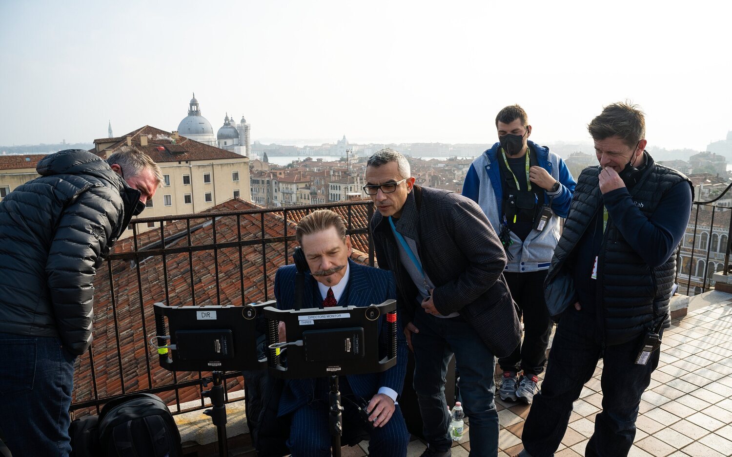 Kenneth Branagh y Haris Zambarloukos en el rodaje de 'Misterio en Venecia'