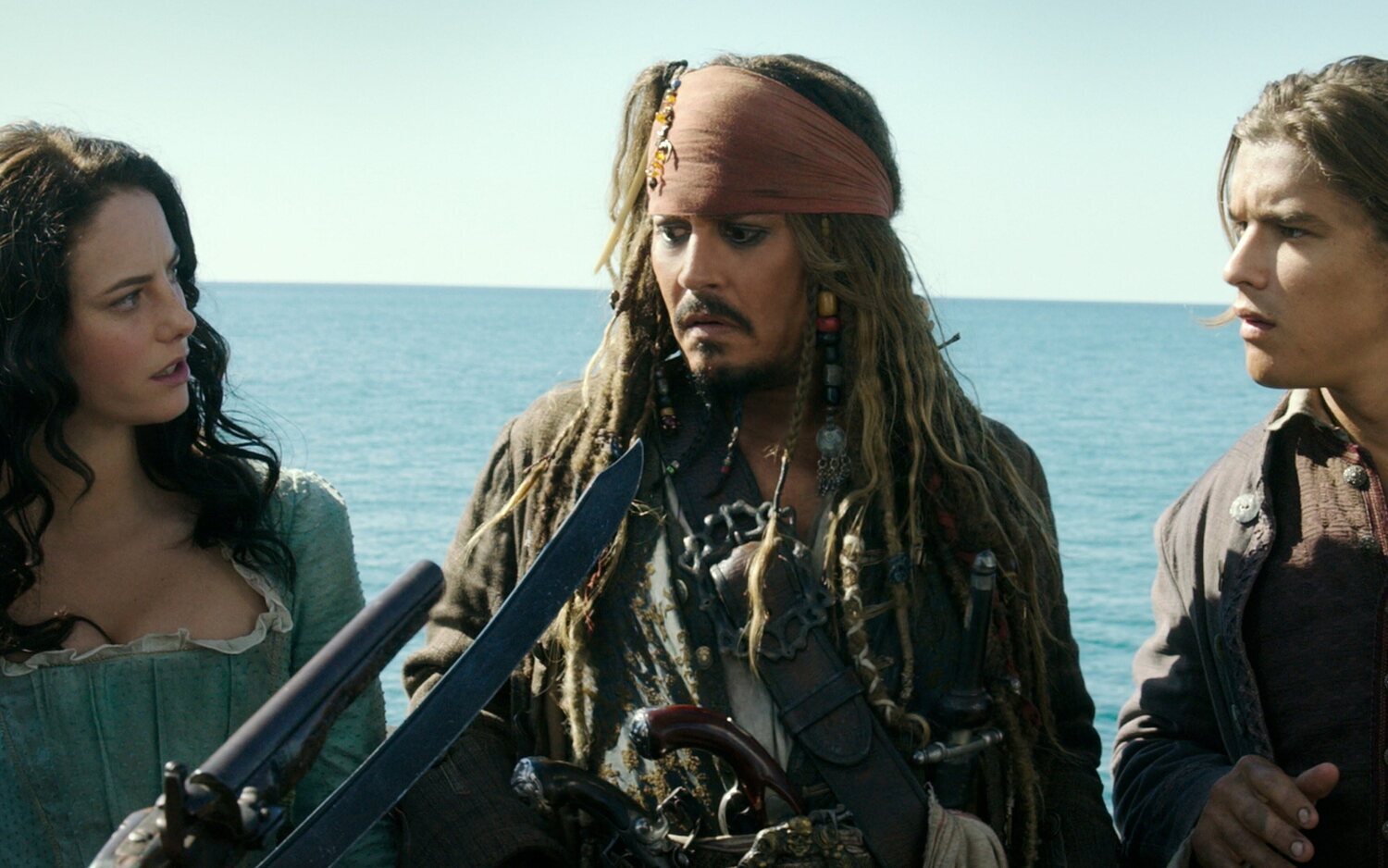 Kaya Scodelario, Johnny Depp y Brenton Thwaites en 'Piratas del Caribe: La venganza de Salazar'