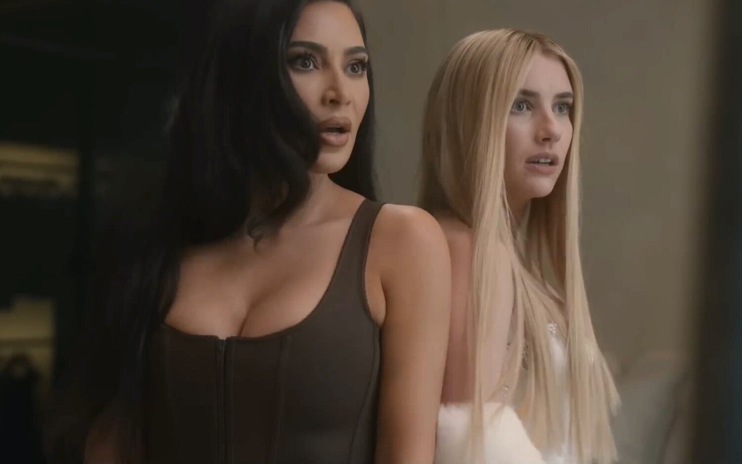 Kim Kardashian y Emma Roberts en 'American Horror Story: Delicate'