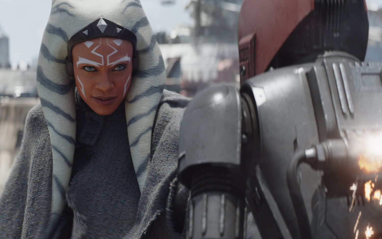 Ahsoka Tano (Rosario Dawson) y HK-87