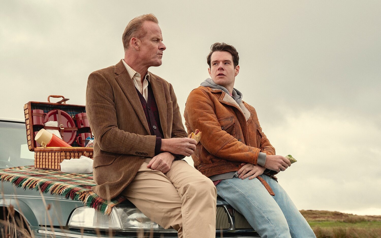 Connor Swindells y Alistair Petrie en 'Sex Education'