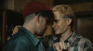 'Cassandro': Gael García Bernal y Bad Bunny se besan en un clip oficial de la película sobre el luchador exótico