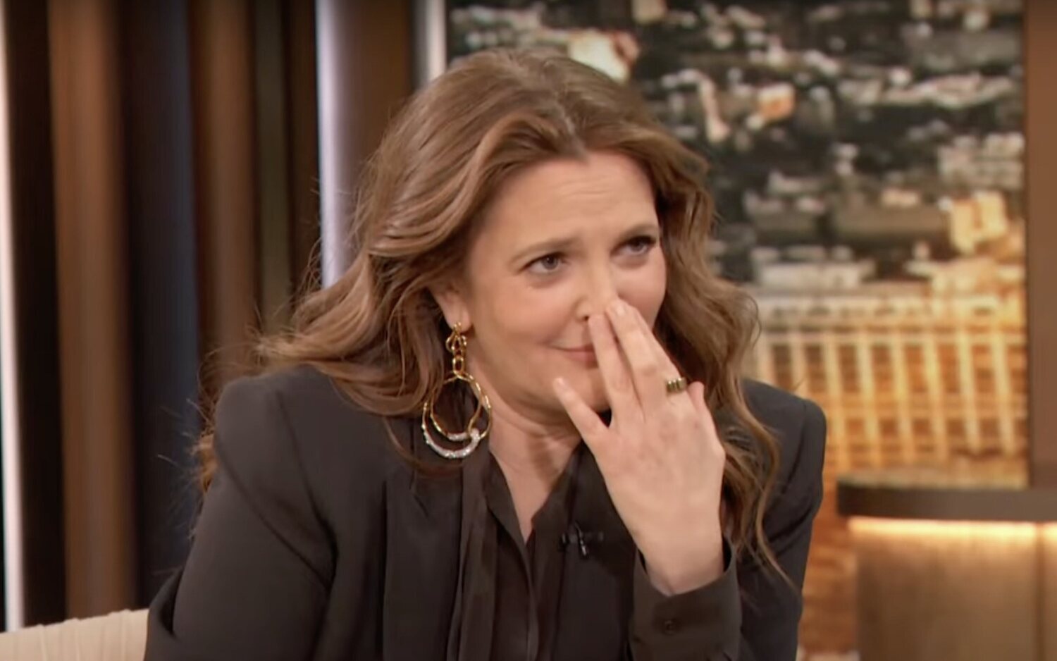 Drew Barrymore está siendo criticada por volver a presentar su talk show a pesar de la huelga