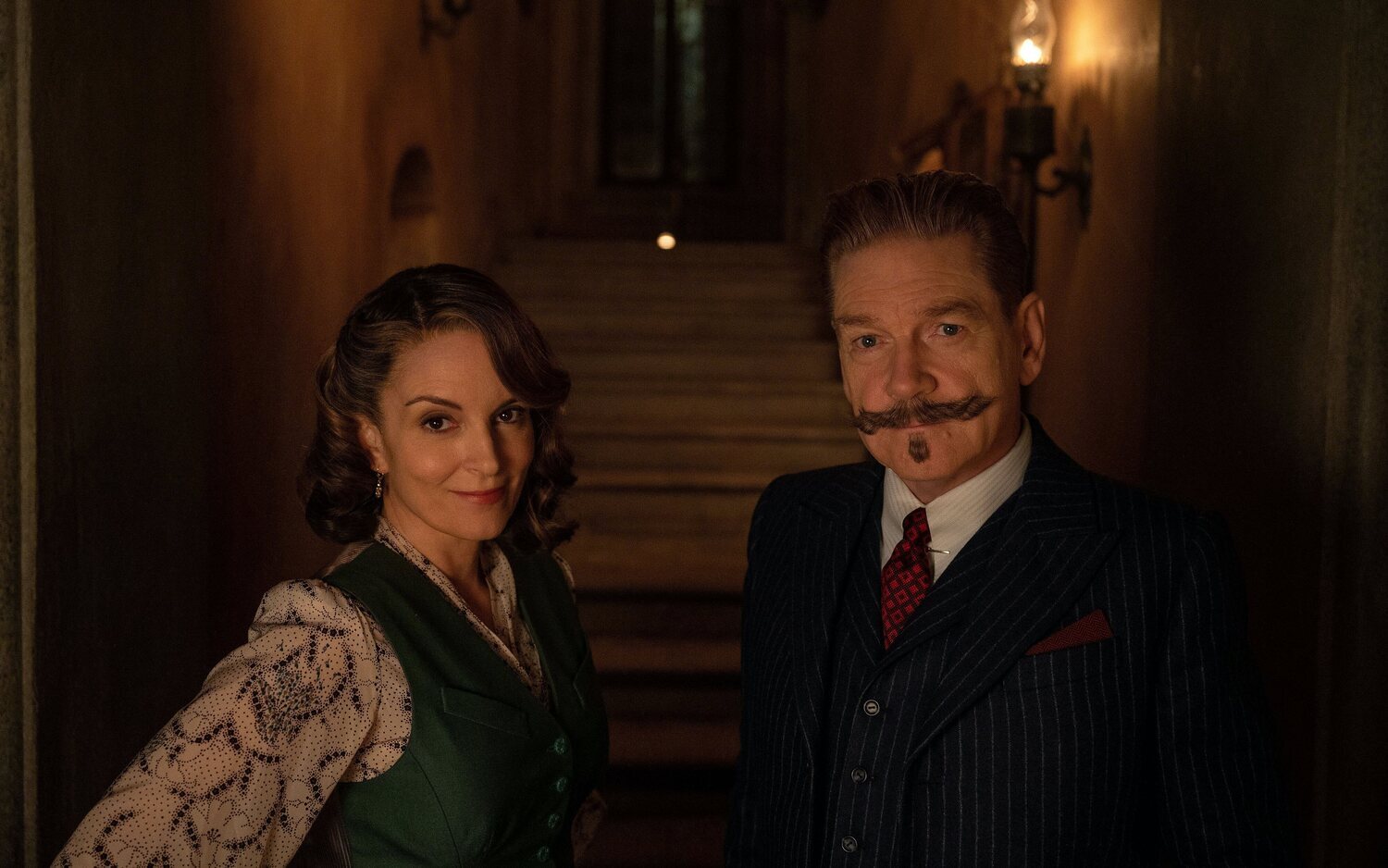 Tina Fey y Kenneth Branagh en 'Misterio en Venecia'