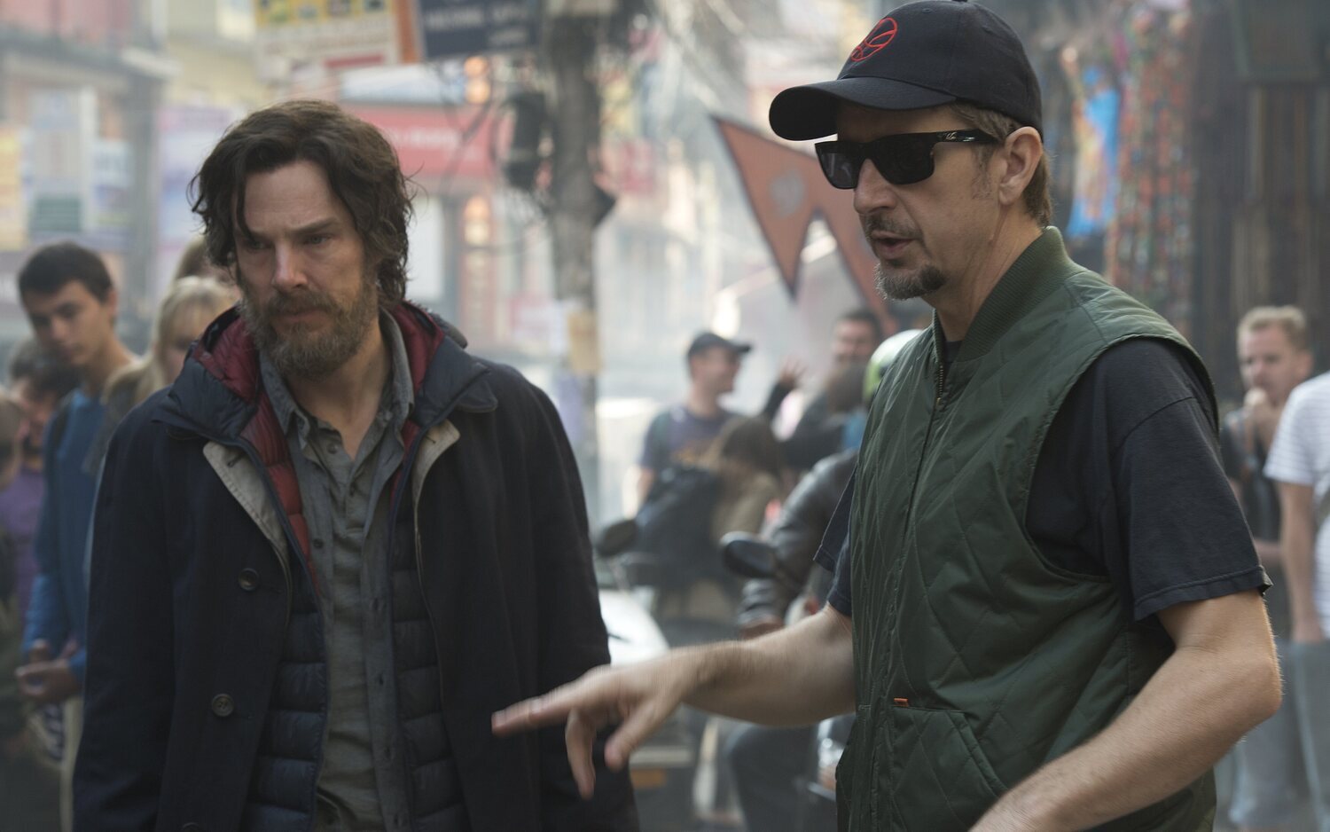 Scott Derrickson dirigiendo a Benedict Cumberbatch en 'Doctor Strange'