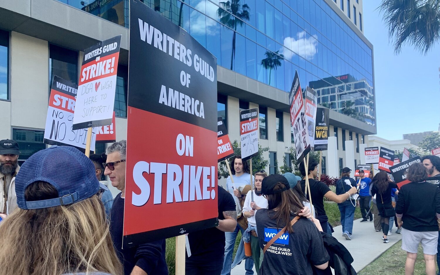 Guionistas protestando frente a las oficinas de Netflix