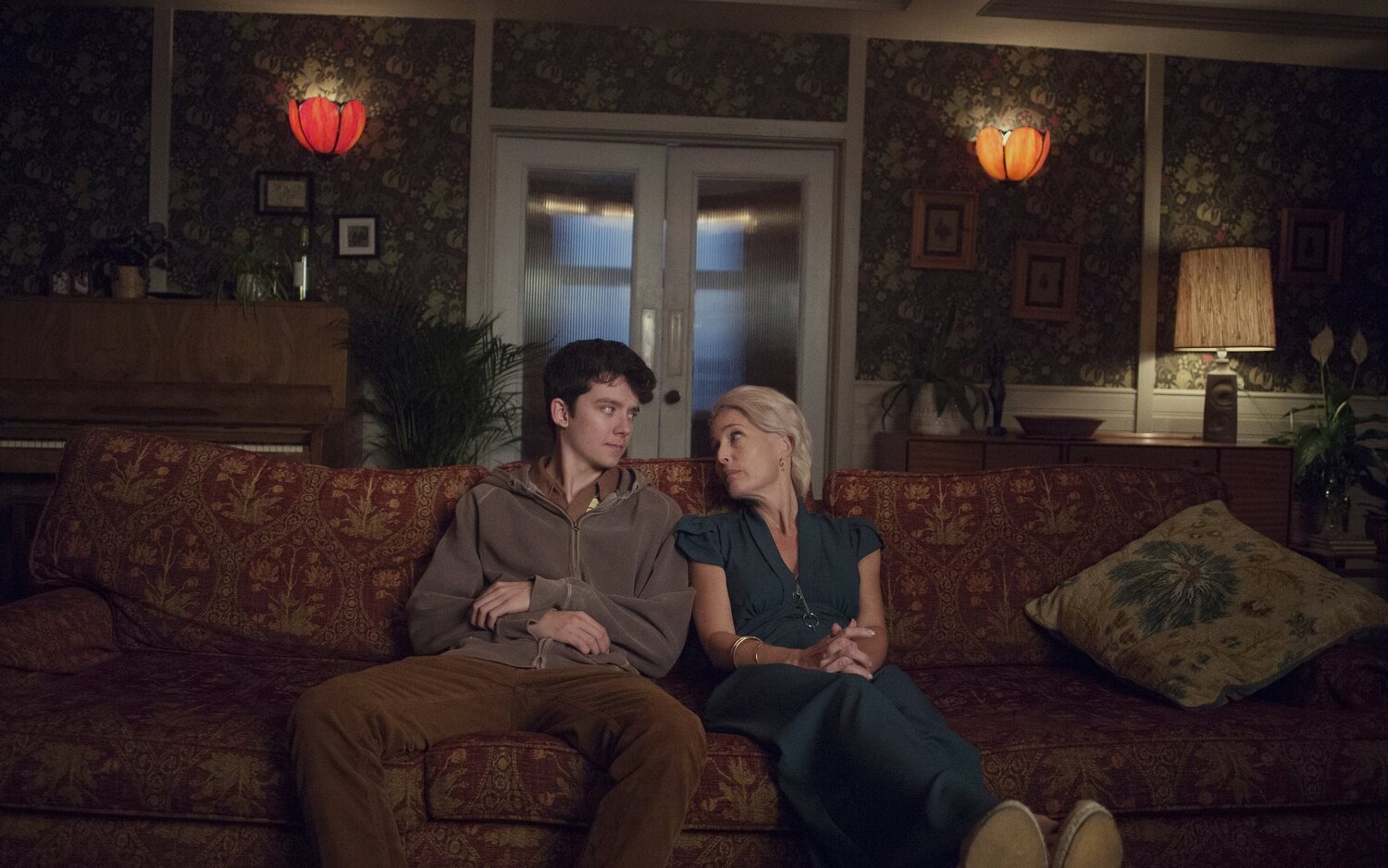 Asa Butterfield y Gillian Anderson en 'Sex Education'