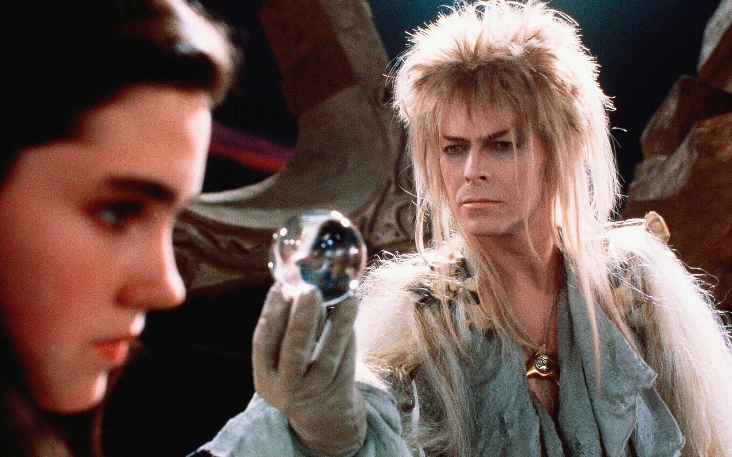 Jareth (David Bowie) ofreciéndose a Sarah (Jennifer Connelly) en 'Dentro del Laberinto'