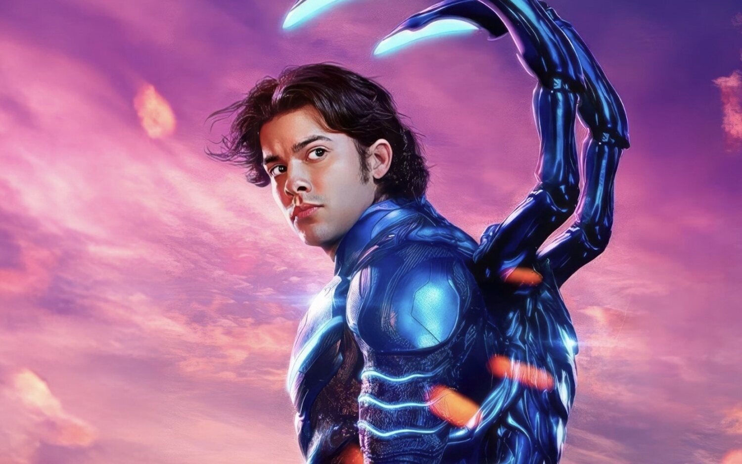 Xolo Maridueña como Jaime Reyes en un póster de 'Blue Beetle'.