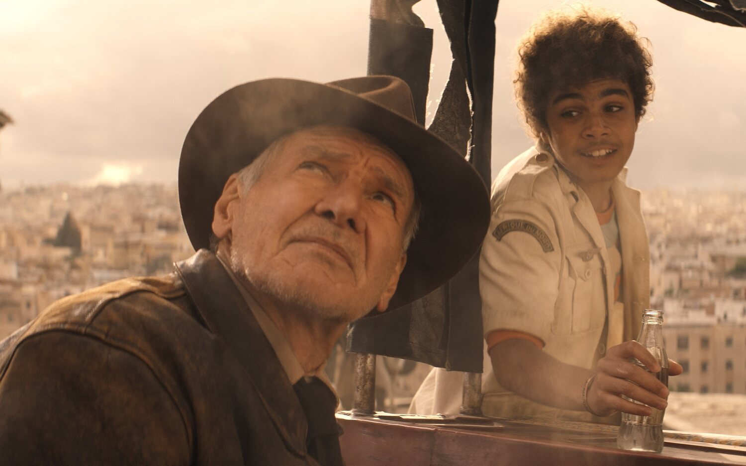 Harrison Ford y Ehtann Isidore en 'Indiana Jones y el dial del destino'