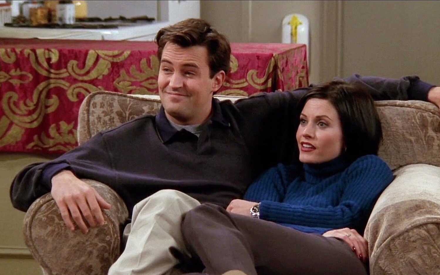 Matthew Perry como Chandler y Courteney Cox como Mónica en 'Friends'