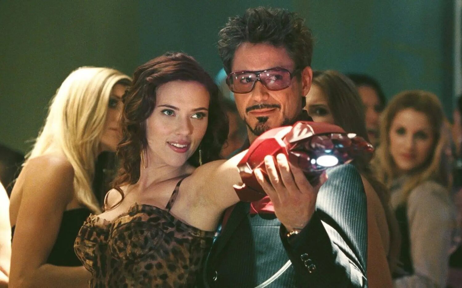 Scarlett Johansson y Robert Downey Jr. en 'Iron Man 2'