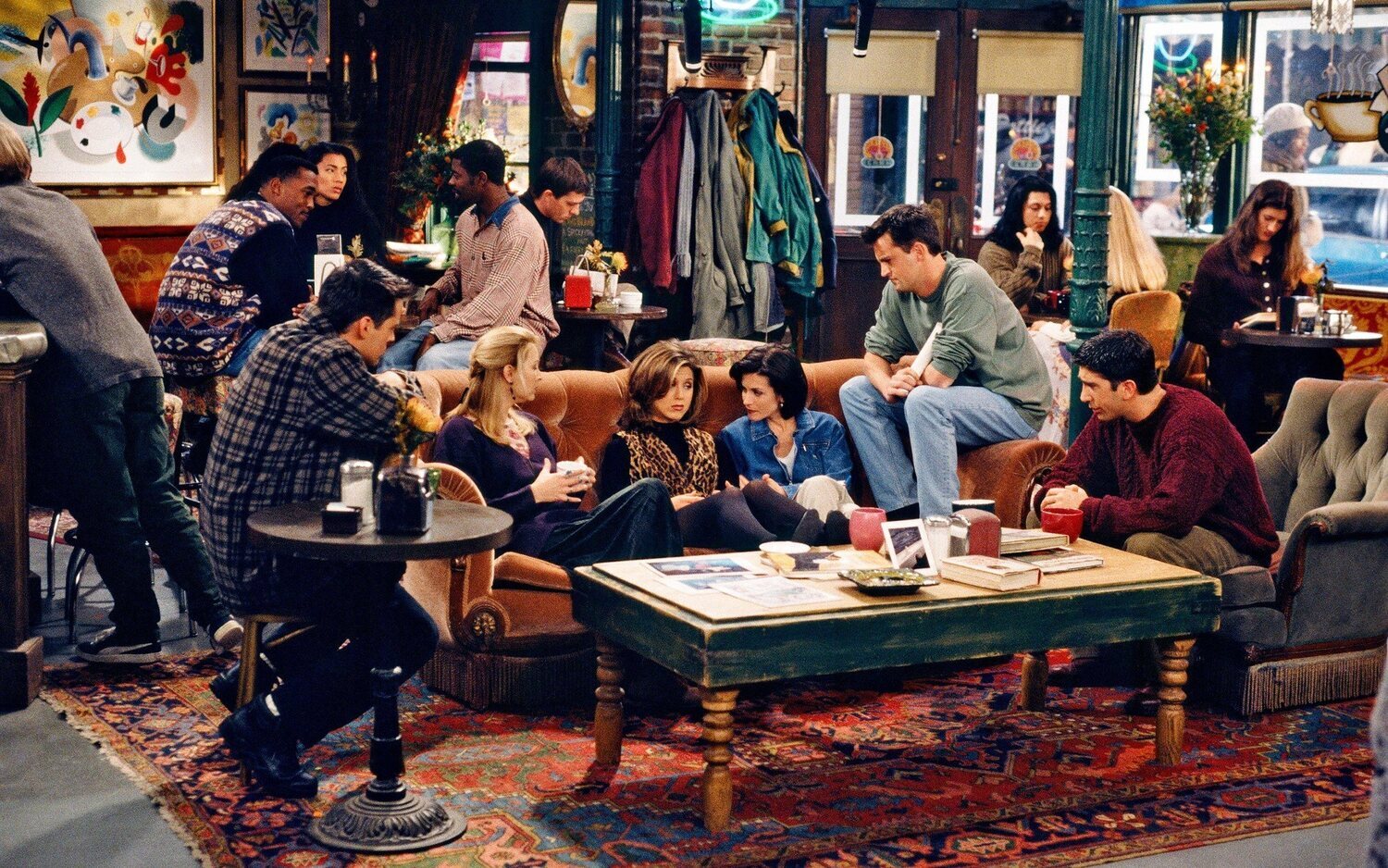 Prontagonistas de la serie 'Friends' en el Central Perk