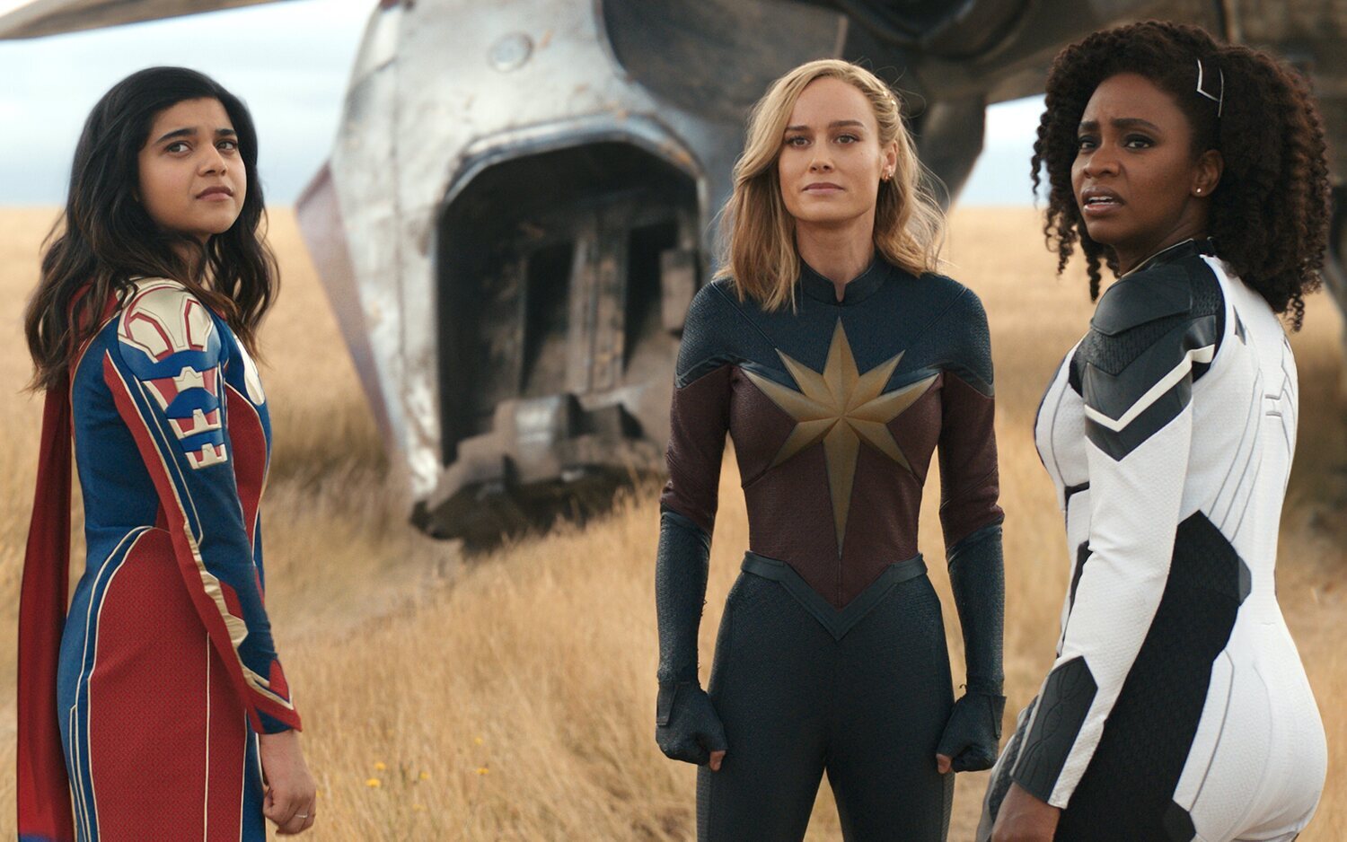 Iman Vellani, Brie Larson y Teyonah Parris en 'The Marvels'