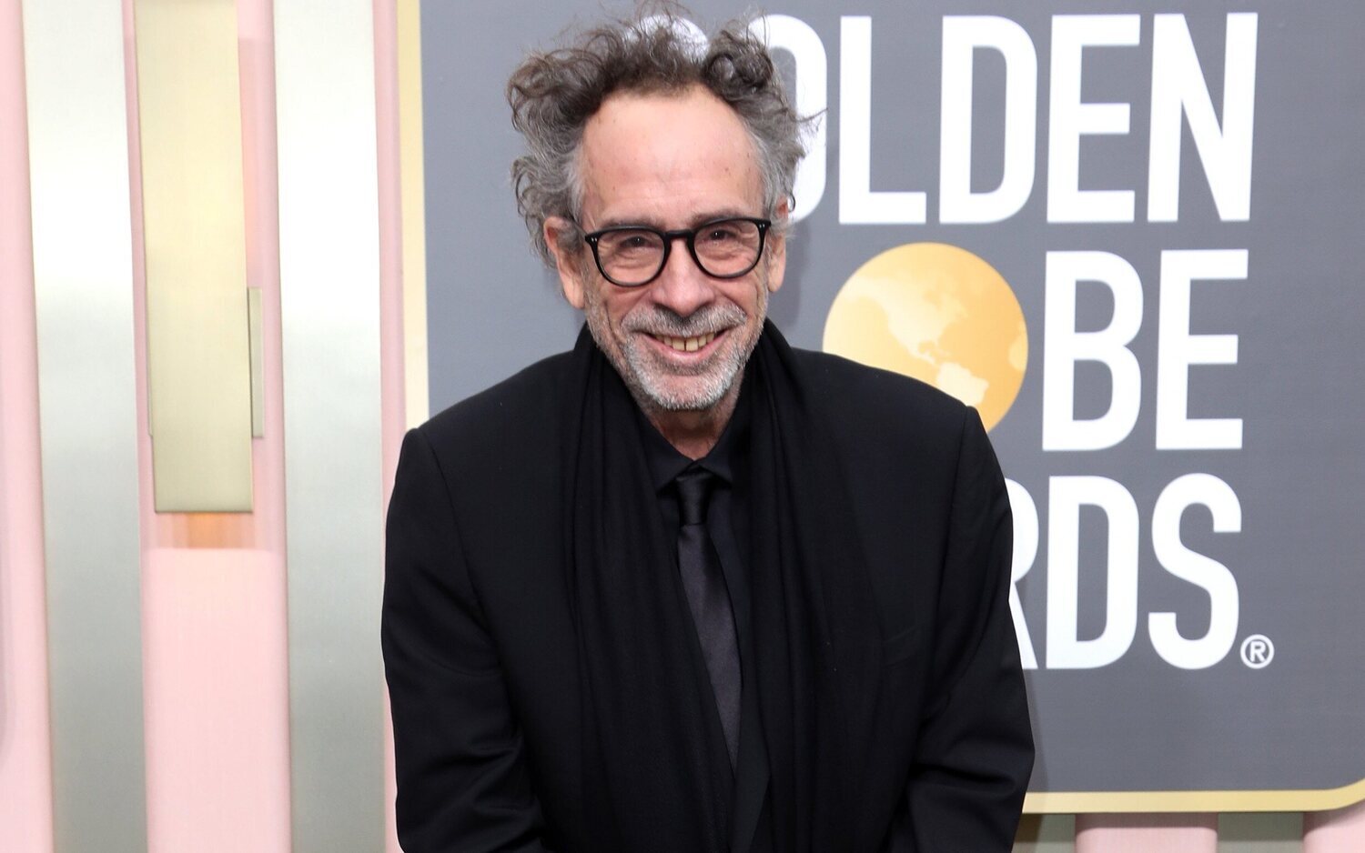 Tim Burton en la alfombra roja de los Globos de Oro 2023