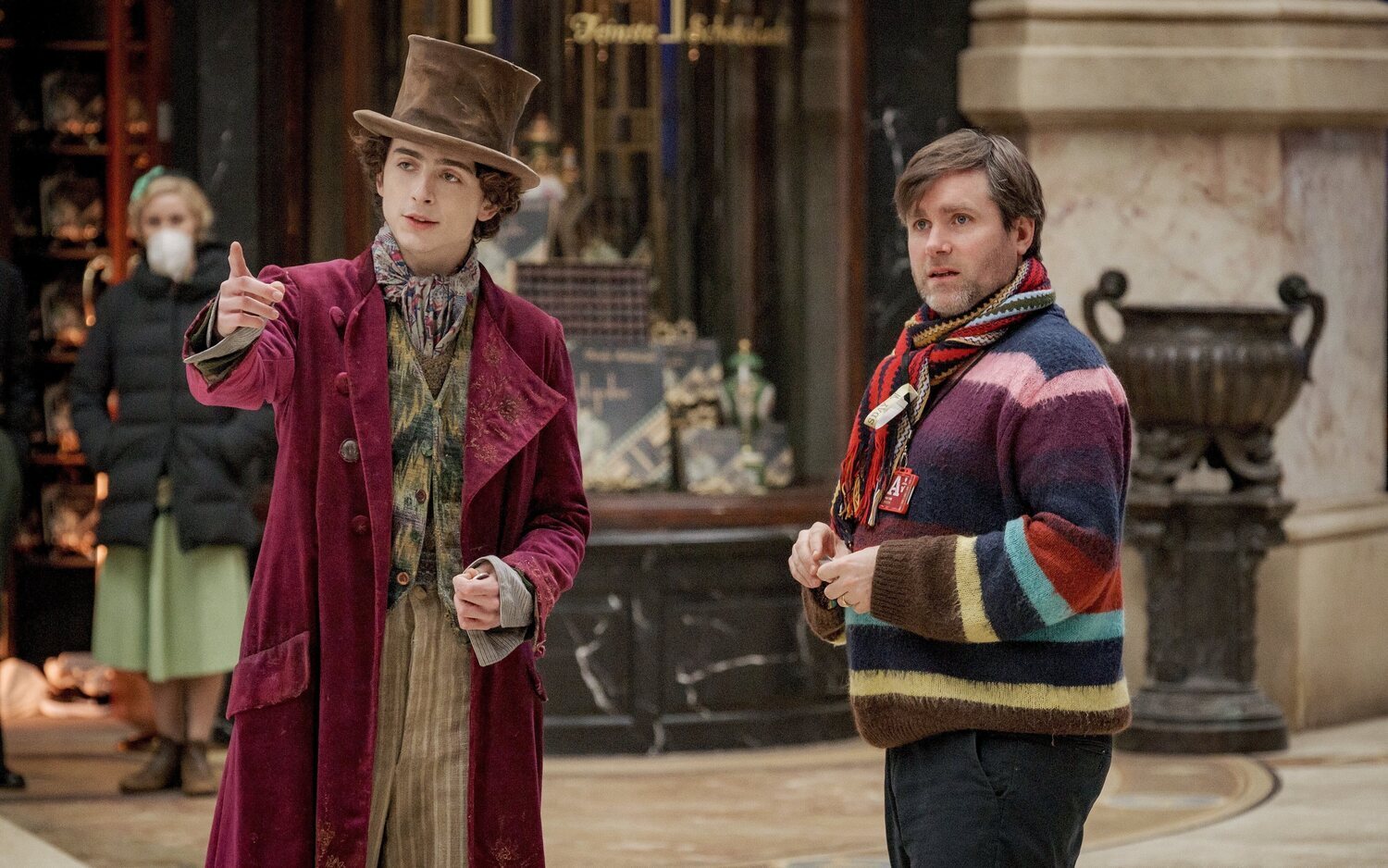 Timothée Chalamet y Paul King en el rodaje de 'Wonka'