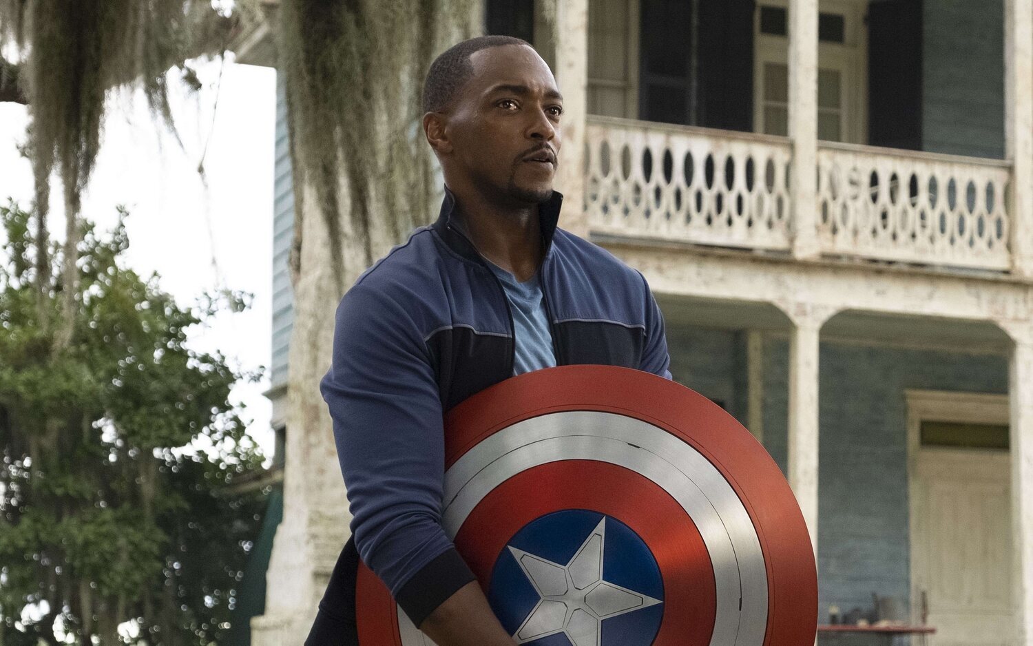 Anthony Mackie con el escudo del Capitán América